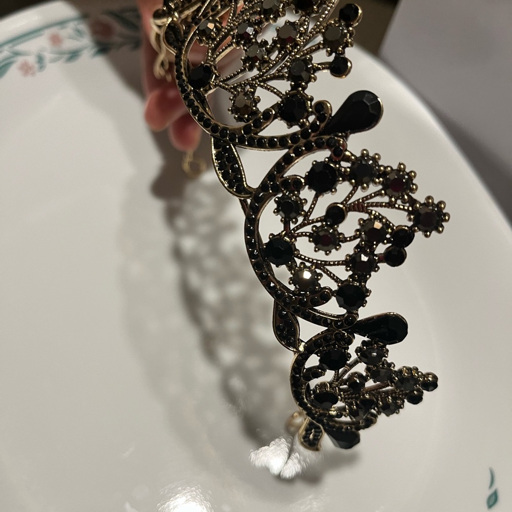 Crown - Picture 4 of 7